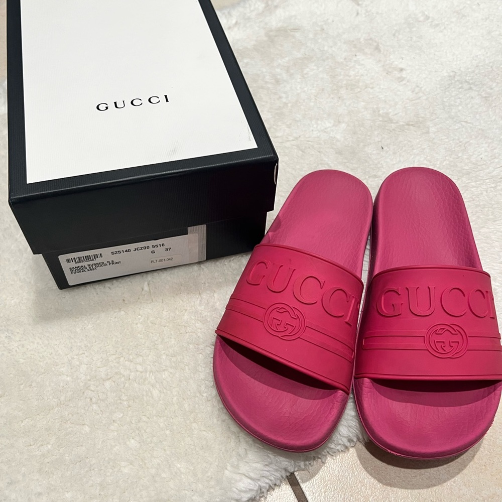 Gucci Logo Rubber Slides in Pink. Size 37